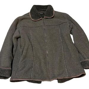 Gray and brown fleece jacket with a zipper #fleecejacket FUDA #winter
